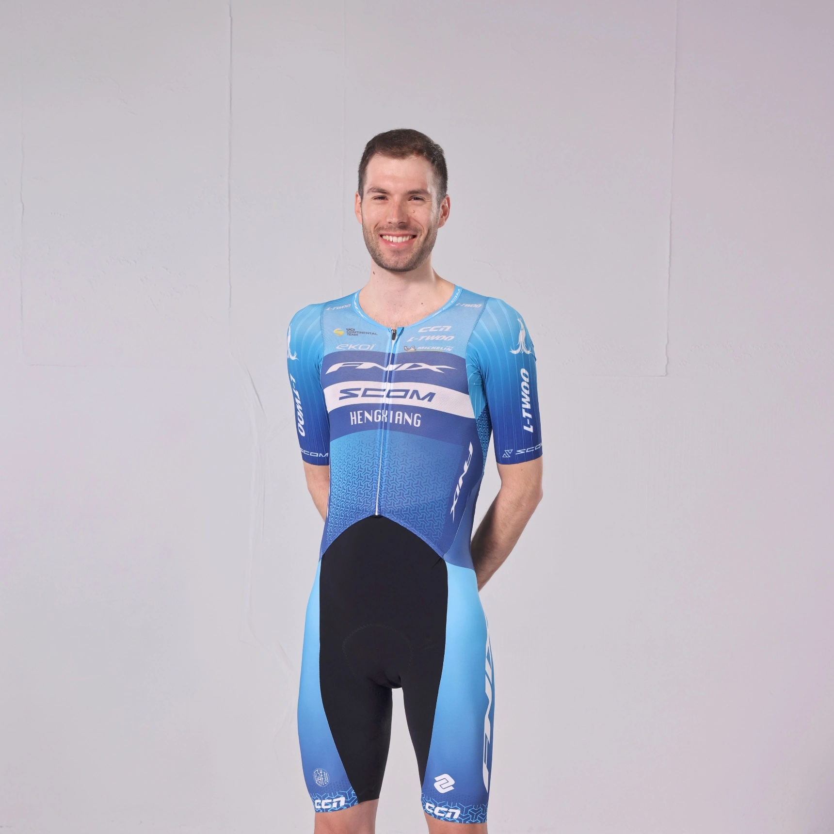 Porträt von Jonas im blauen Teamtrikot